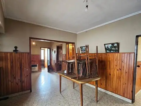 Casa 8 ambientes con 2 baños