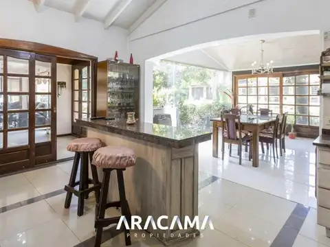 Casa en Venta con 2 cocheras