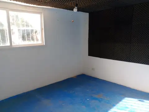 Galpon con Oficinas en Alquiler - Monte Castro