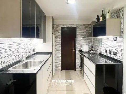 DEPARTAMENTO DE 3 AMBIENTES A LA CALLE  CON COCHERA