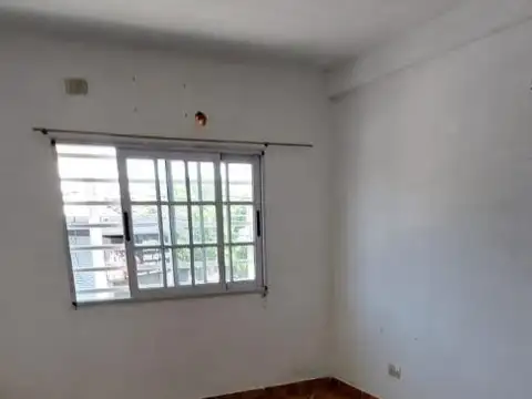 Depto Tipo Casa en Alquiler en Lomas Del Mirador, $ 650.000