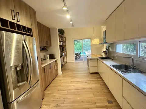 Casa en Alquiler Temporal con 4 cocheras