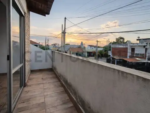 VENTA PH 4 AMBIENTES CON PATIO, TERRAZA, BERNAL