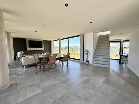 Casa 4 ambientes con 3 baños