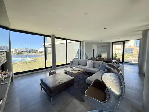 Casa en Venta con 4 cocheras