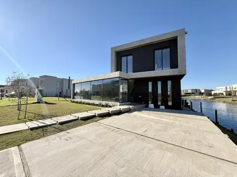 Moderna e Impecable Casa a la Venta en Barrio Cerrado Santa Ana, Villanueva