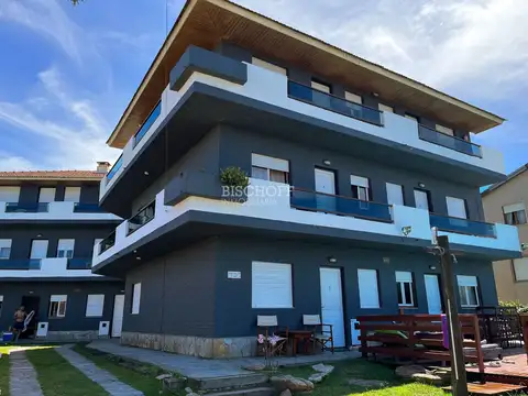 COMPLEJO DE 12 DEPARTAMENTOS CON PISCINA, ESTACIONAMIENTO Y QUINCHO