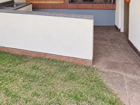 VENTA | MONTE CASTRO | CASA DE 4 DORMITORIOS CON JARDÍN, TERRAZAS Y GARAGE PARA 3 AUTOS