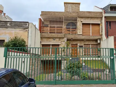 VENTA | MONTE CASTRO | CASA DE 4 DORMITORIOS CON JARDÍN, TERRAZAS Y GARAGE PARA 3 AUTOS