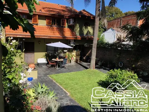Casa en Venta con 3 cocheras