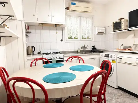 Casa 6 ambientes con 2 baños
