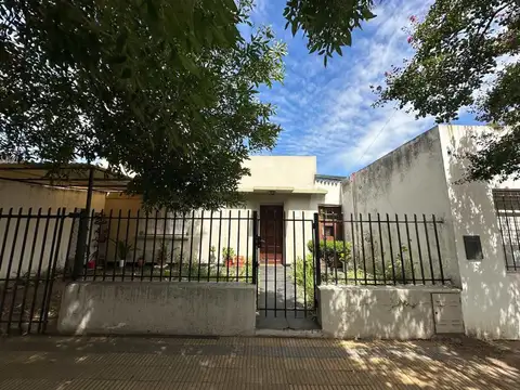 Se vende casa con patio pileta y 2 departamentos
