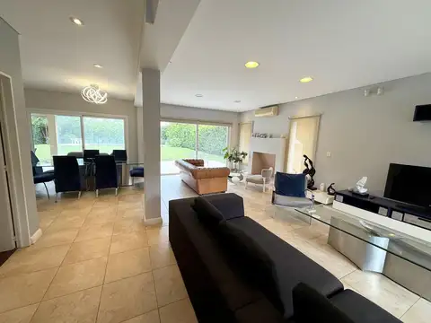 Casa en Venta con 4 cocheras
