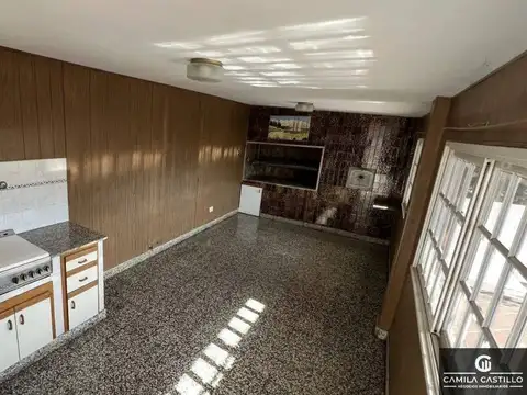 Casa 2 Plantas con cochera + Gran Galpón 50m ideal vivienda + renta con galpón