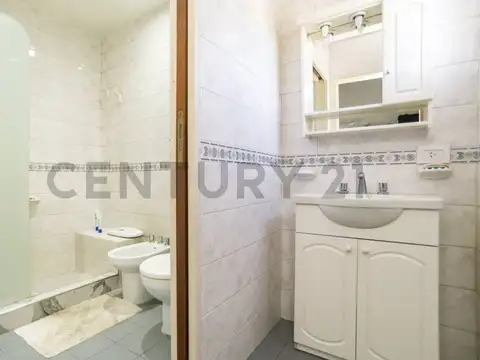 Casa en venta en La Plata - Los Hornos - con 4 dormitorios parque y pileta