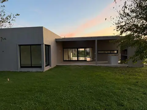 Casa 5 ambientes con 2 baños