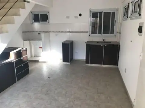 Departamento en Alquiler en Ezpeleta Este, $ 450.000