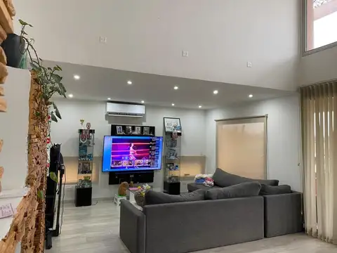 Casa en Venta con 3 cocheras