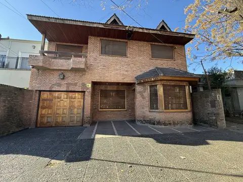 VENTA CASA MORÓN 6 AMBIENTES CON QUINCHO Y COCHERA