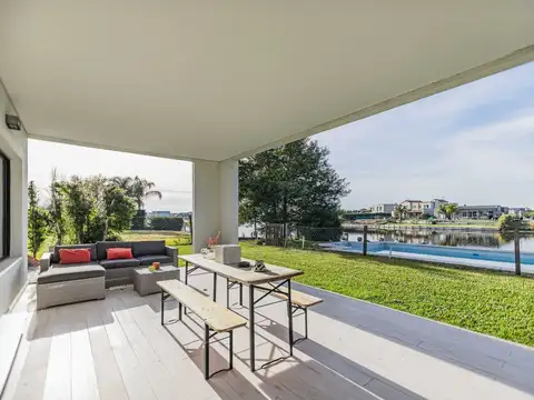 Casa 4 ambientes con 2 baños