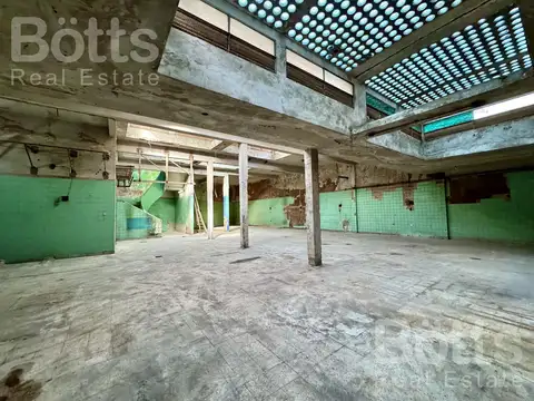 Amplio deposito en nueva pompeya