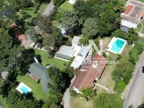 En venta casa en Barrio Golf, Punta del Este de 6 dormitorios.