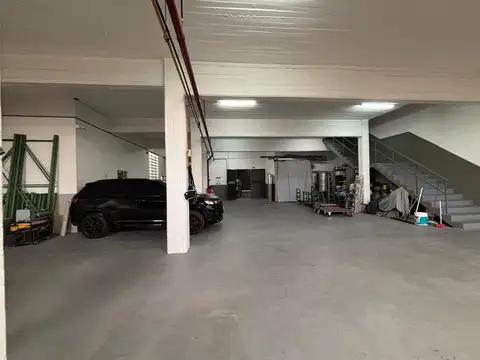 Alquiler Depósito Parque Chacabuco 1800 mts en 2 plantas