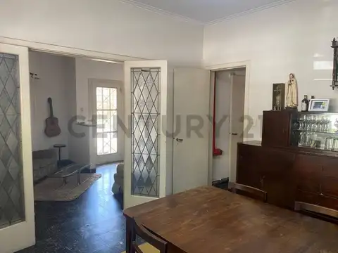 41 esquina 14. En venta casa  de estilo  con 4 dormitorios. Casco urbano