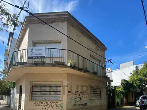 41 esquina 14. En venta casa  de estilo  con 4 dormitorios. Casco urbano