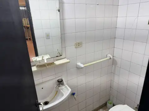 VENTA LOCAL CENTRO CON BAÑO Y OFICINAS