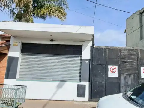 Venta amplio local sobre lote de 253 m²