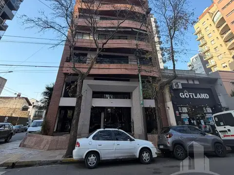 Piso de categoría en venta 5 ambientes con 2 cocheras subterráneas y baulera - Quilmes Centro