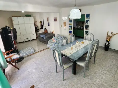 CASA AL FRENTE CON LOCAL Y COCHERA.
