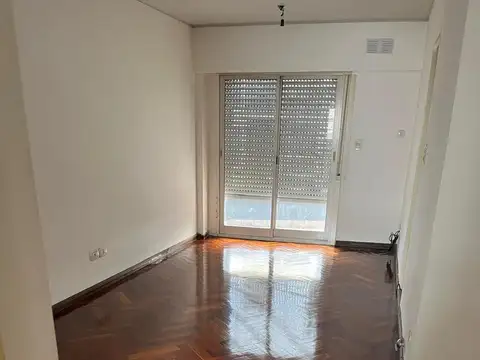 Departamento en Macrocentro, semipiso al frente, excelente ubicacion.
