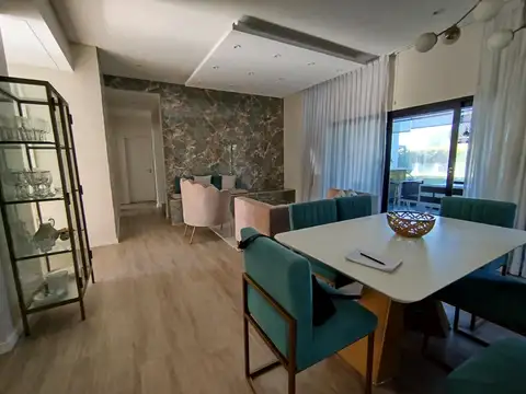 Casa en Alquiler con 2 cocheras