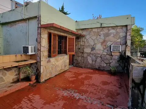 Casa venta Refinerias Rosario al frente con cochera, Terraza Parrilero, 2 baños, cochera