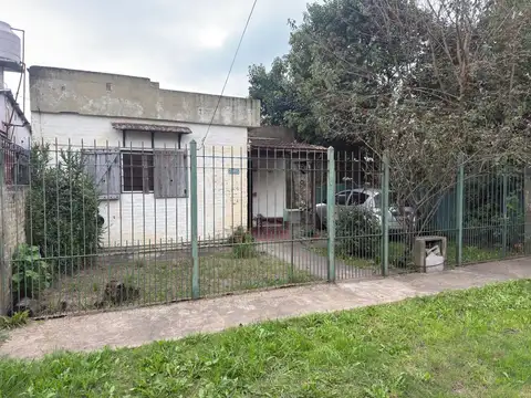 Venta CASA 2 ambientes con COCHERA y PATIO