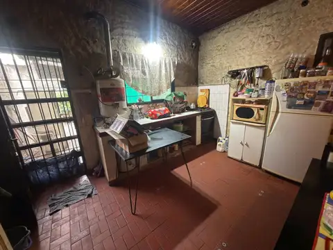 Venta CASA 2 ambientes con COCHERA y PATIO