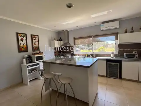 Casa en Venta con 3 cocheras