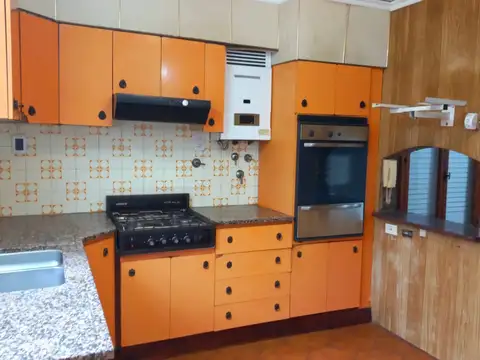 Casa 7 ambientes con 2 baños