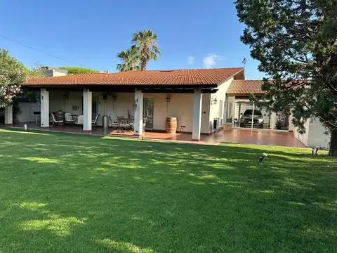 CASA ESQUINA B° DALVIÁN SALIDA A 3 CALLES 