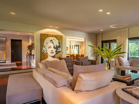 Casa en Venta con 4 cocheras