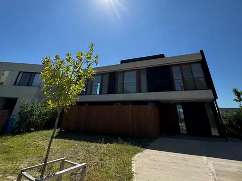 Casa 7 ambientes con 4 baños