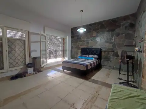 Venta Casa 5 Ambientes con Patio y Pileta B° Güemes