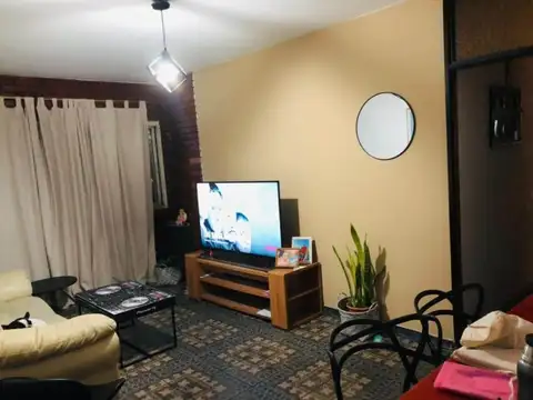 Departamento 3 ambientes al frente con detalles a refaccionar
