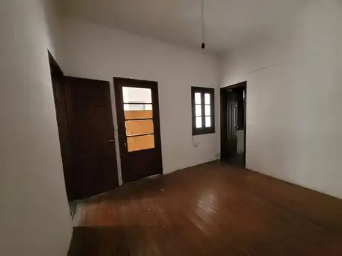 Casa 5 ambientes con 1 baño
