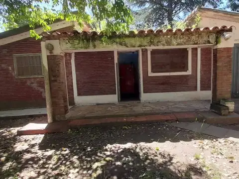 Venta casa más terreno., y pileta. Oliveros