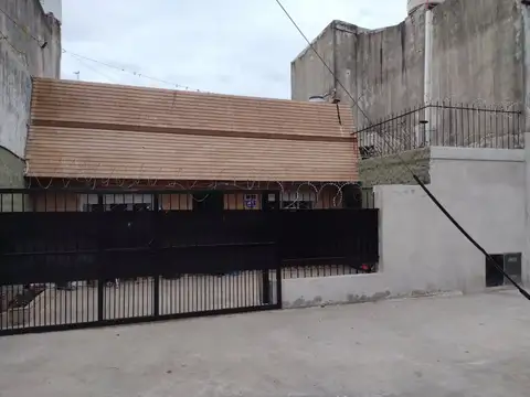 DEPARTAMENTO DE 3 AMB.TIPO CASA AL FRENTE CON E/AUTO