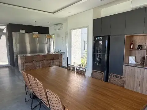 Casa 6 ambientes con 8 baños