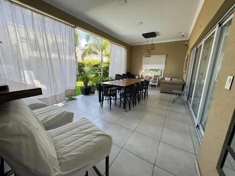 Casa 4 ambientes con 4 baños